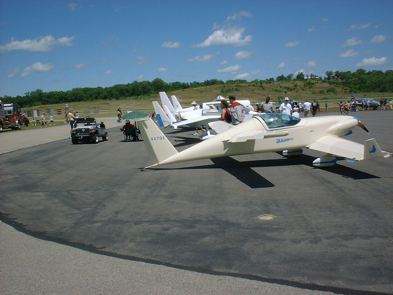File:Hao circus 2008 canardly.jpg